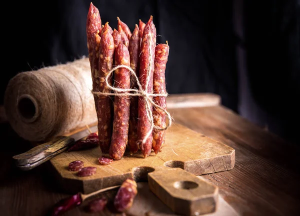 익히지 돼지고기와 쇠고기 소시지 델리카트슨 스톡 이미지