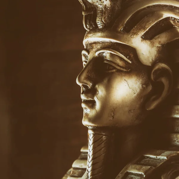 Stone Faraon Tutanchamón Masku Tmavém Pozadí — Stock fotografie