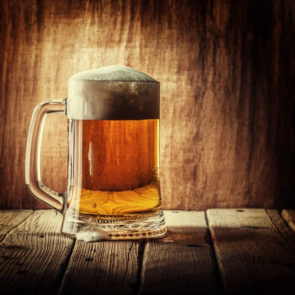 Bierkrug Mit Schaum Auf Holzgrund — Stockfoto