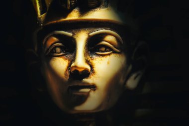 Firavun Tutankamon maskesi koyu arka plan üzerinde taş