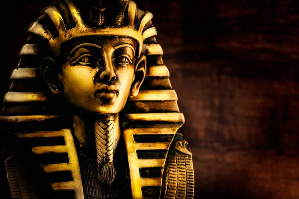 Firavun Tutankamon Maskesi Koyu Arka Plan Üzerinde Taş — Stok fotoğraf