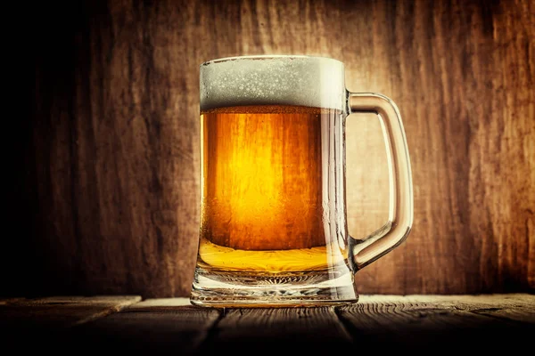 Caneca Cerveja Com Espuma Fundo Madeira — Fotografia de Stock