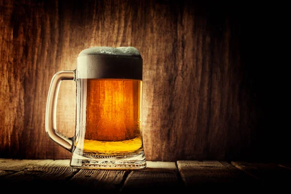 Tazza Birra Con Schiuma Sfondo Legno — Foto Stock