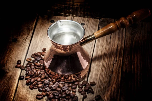 Koffiebonen Koperen Koffie Turk Verspreid Houten Achtergrond — Stockfoto