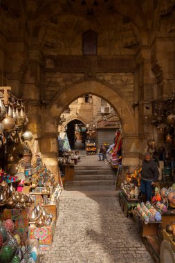 Cairo, Mısır - 19 Şubat 2018: Lambalar veya fener dükkanı İslam Kahire Han El halili piyasada