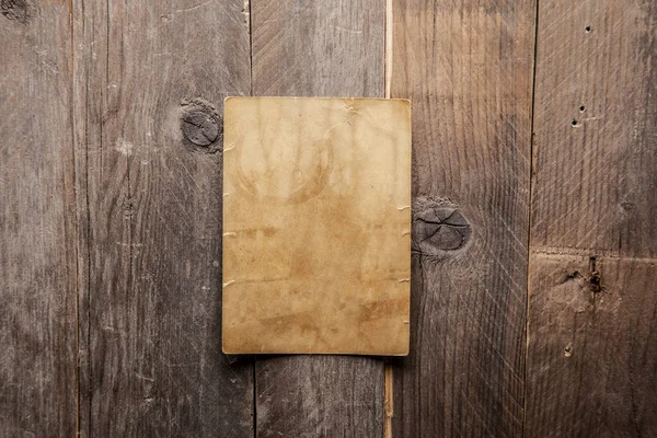 木製の背景にビンテージ白紙 — ストック写真