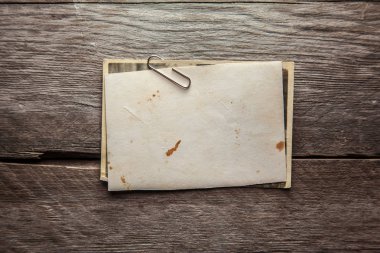 ahşap arka plan üzerinde vintage fotoğraf yığını