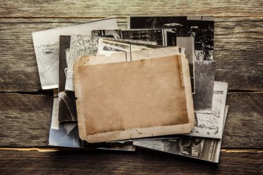 ahşap arka plan üzerinde vintage fotoğraf yığını