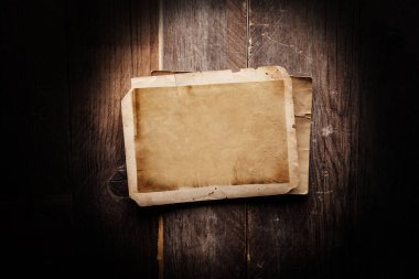 ahşap arka plan üzerinde vintage fotoğraf yığını