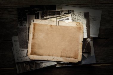 ahşap arka plan üzerinde vintage fotoğraf yığını