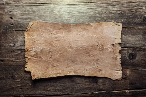 木质背景的老式空白纸 — 图库照片