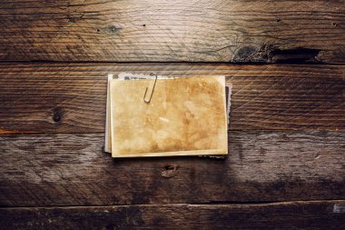 ahşap arka plan üzerinde vintage fotoğraf yığını