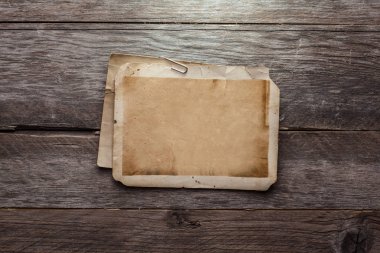 ahşap arka plan üzerinde vintage fotoğraf yığını