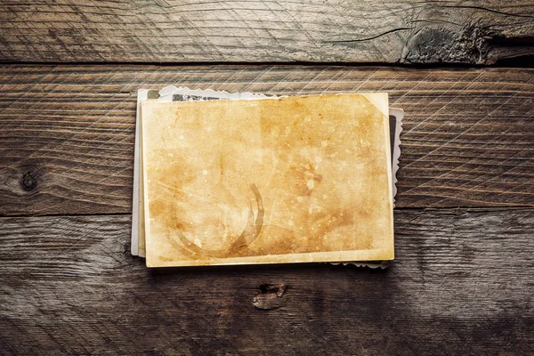 ahşap arka plan üzerinde vintage fotoğraf yığını