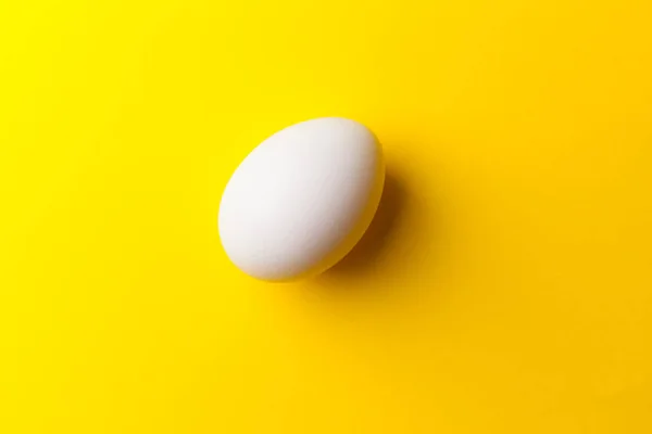 Huevo Crudo Blanco Sobre Fondo Amarillo Primer Plano —  Fotos de Stock