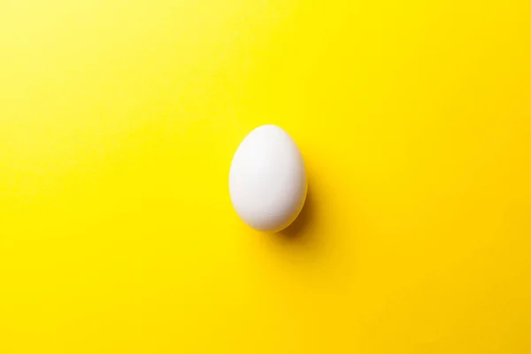 Uovo Crudo Bianco Sfondo Giallo Primo Piano — Foto Stock