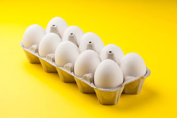 Huevos Crudos Blancos Paquete Sobre Fondo Amarillo Cerca —  Fotos de Stock