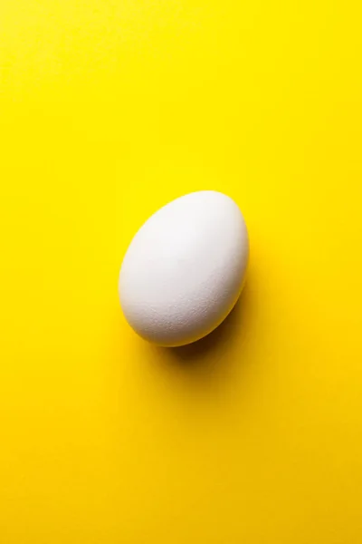 Huevo Crudo Blanco Sobre Fondo Amarillo Primer Plano — Foto de Stock