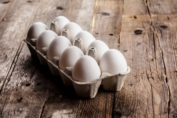 Weiße Rohe Eier Packung Auf Hölzernem Hintergrund Nahaufnahme — Stockfoto