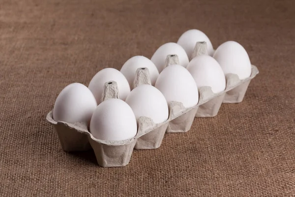 Weiße Rohe Eier Packung Auf Sacktuch Hintergrund Nahaufnahme — Stockfoto
