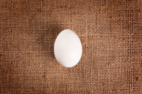Uovo Crudo Bianco Sfondo Tela Primo Piano — Foto Stock