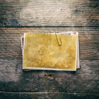 ahşap arka plan üzerinde vintage fotoğraf yığını