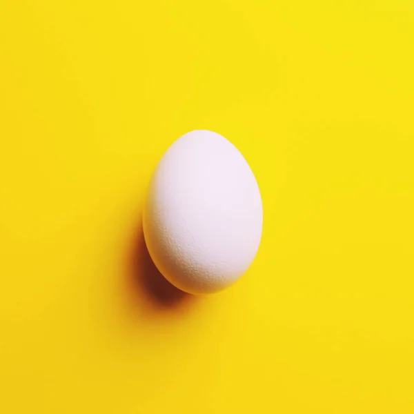 Çiğ Yumurta Sarı Zemin Üzerine Beyaz Yakın Çekim — Stok fotoğraf