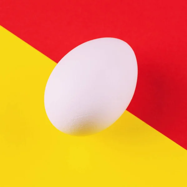 Huevo Crudo Blanco Sobre Fondo Geométrico Colorido Cerca —  Fotos de Stock