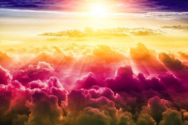 Güneş, fantezi gökyüzü ile yaratıcı bulutlu gökyüzü arka plan