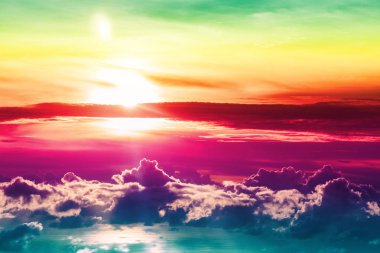 Güneş, mor ve yeşil renkleri ile yaratıcı bulutlu gökyüzü arka plan 