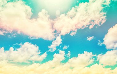 Bulutlu ve güneşli güzel mavi gökyüzü