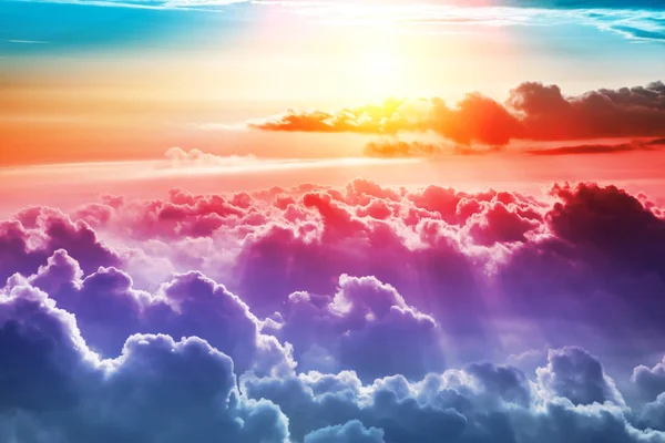 Sfondo Cielo Nuvoloso Creativo Con Colori Sole Viola Rosso — Foto Stock
