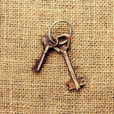 rustik çul arka plan üzerinde iki eski paslı anahtar