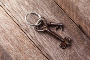 kahverengi ahşap zemin üzerinde iki eski paslı anahtar