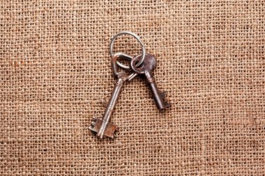 rustik çul arka plan üzerinde iki eski paslı anahtar