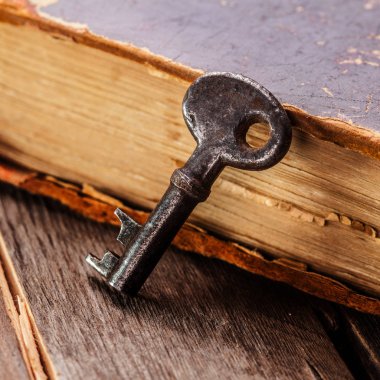 eski paslı anahtar antika kitap 