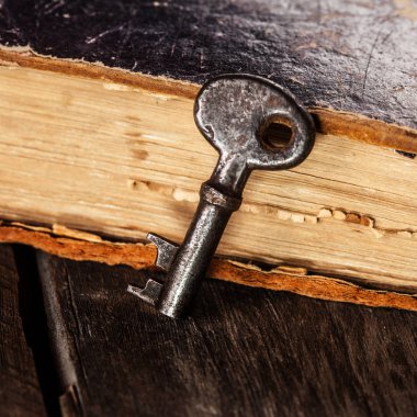 eski paslı anahtar antika kitap 