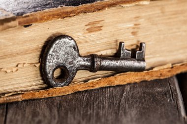 eski paslı anahtar antika kitap 