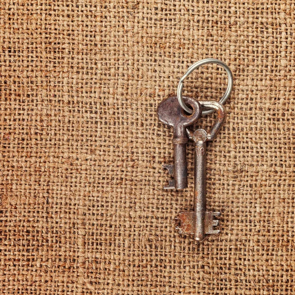 素朴な荒布の背景に つの古い錆びた鍵 — ストック写真