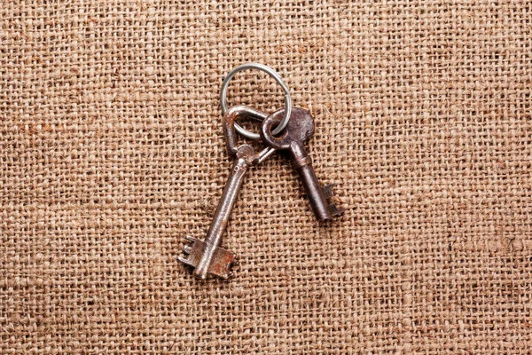 Deux Vieilles Clés Rouillées Sur Fond Sac Rustique — Photo