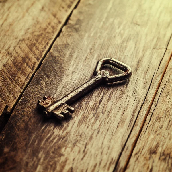Alter Schlüssel Auf Braunem Holzgrund Nahaufnahme — Stockfoto
