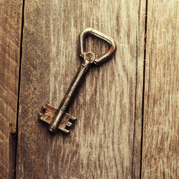 茶色の木製の背景の古いキーをクローズ アップ — ストック写真