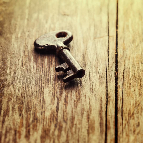 茶色の木製の背景の古いキーをクローズ アップ — ストック写真