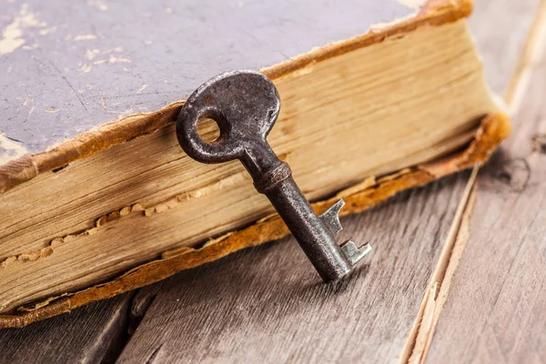 Old Rusty Key Antique Book — Stock Photo, Image
