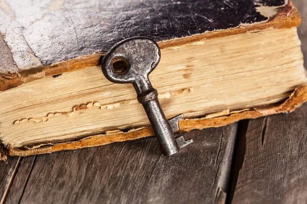 Alter Rostiger Schlüssel Auf Antiken Buch — Stockfoto