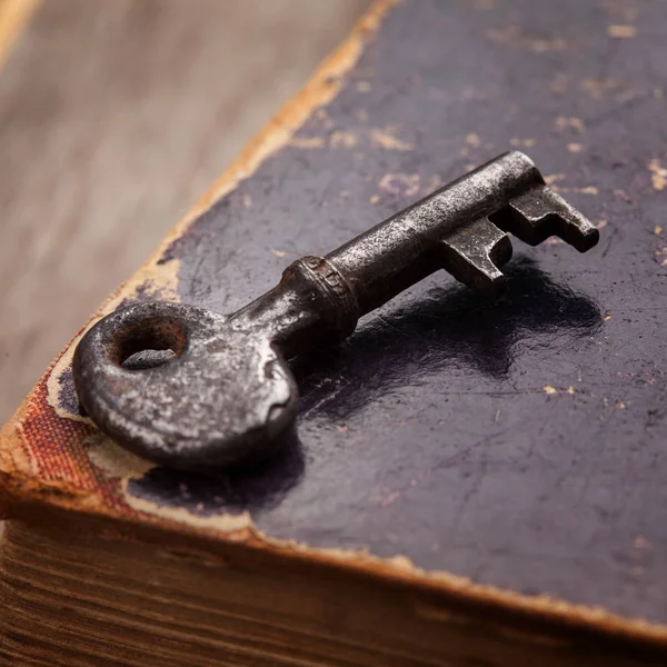 Vieille Clé Rouillée Sur Livre Antique — Photo