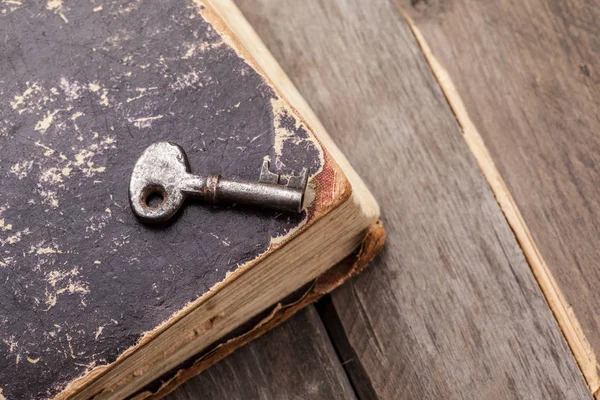 Oude Roestige Sleutel Antieke Boek — Stockfoto