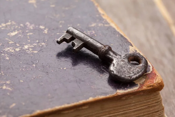 Старий Іржавий Ключ Антикварній Книзі — стокове фото