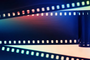 Beyaz arka planda, parlak illüstrasyon renkli fotoğrafik film şeridi 