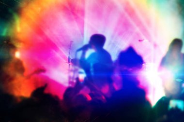 siluetleri fan ve müzisyenler sahne, müzik konserinde parlak sahne ışıkları